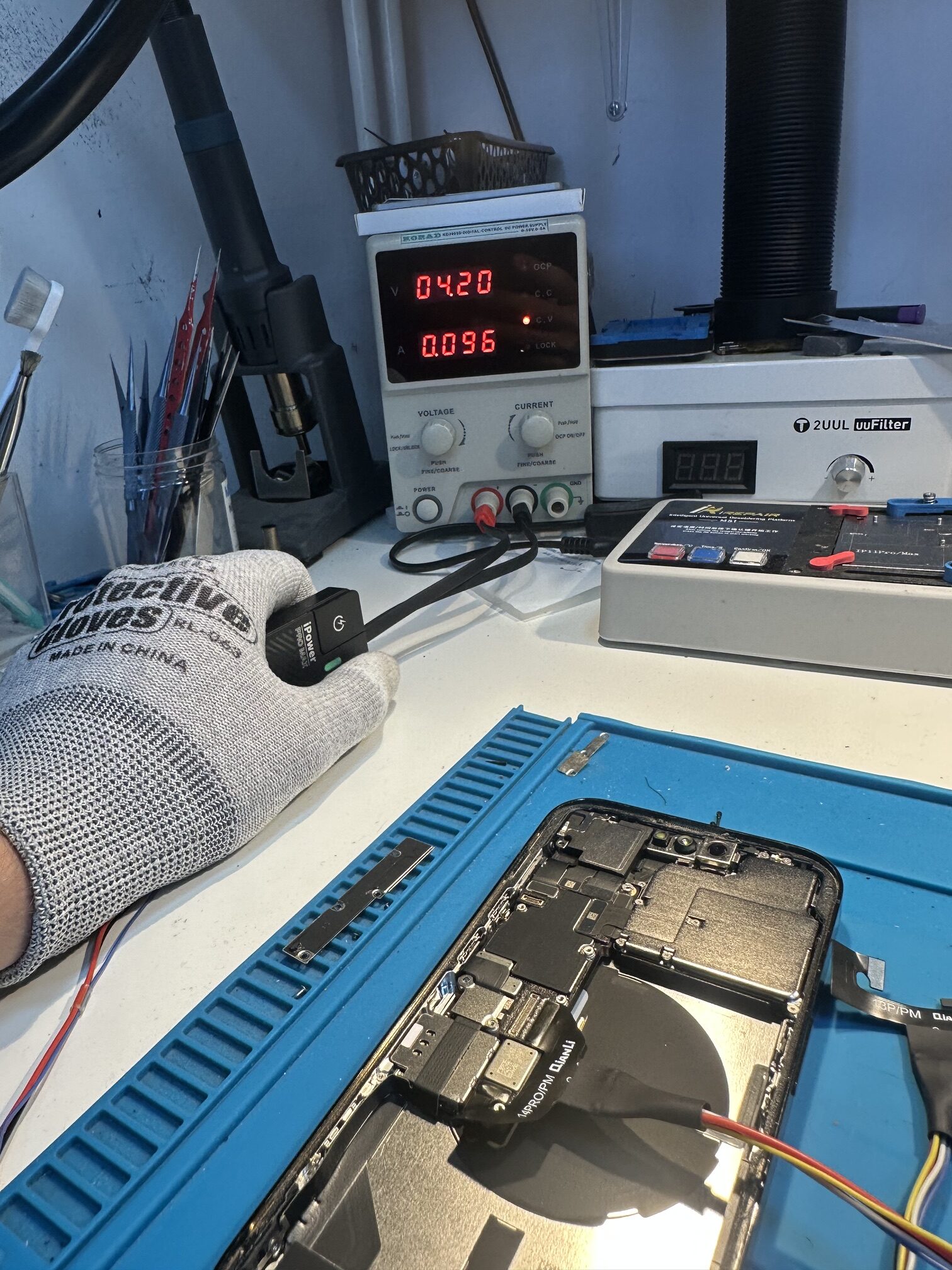 Pomiar poboru prądu iPhone'a 14 Pro podczas procedury uruchamiania