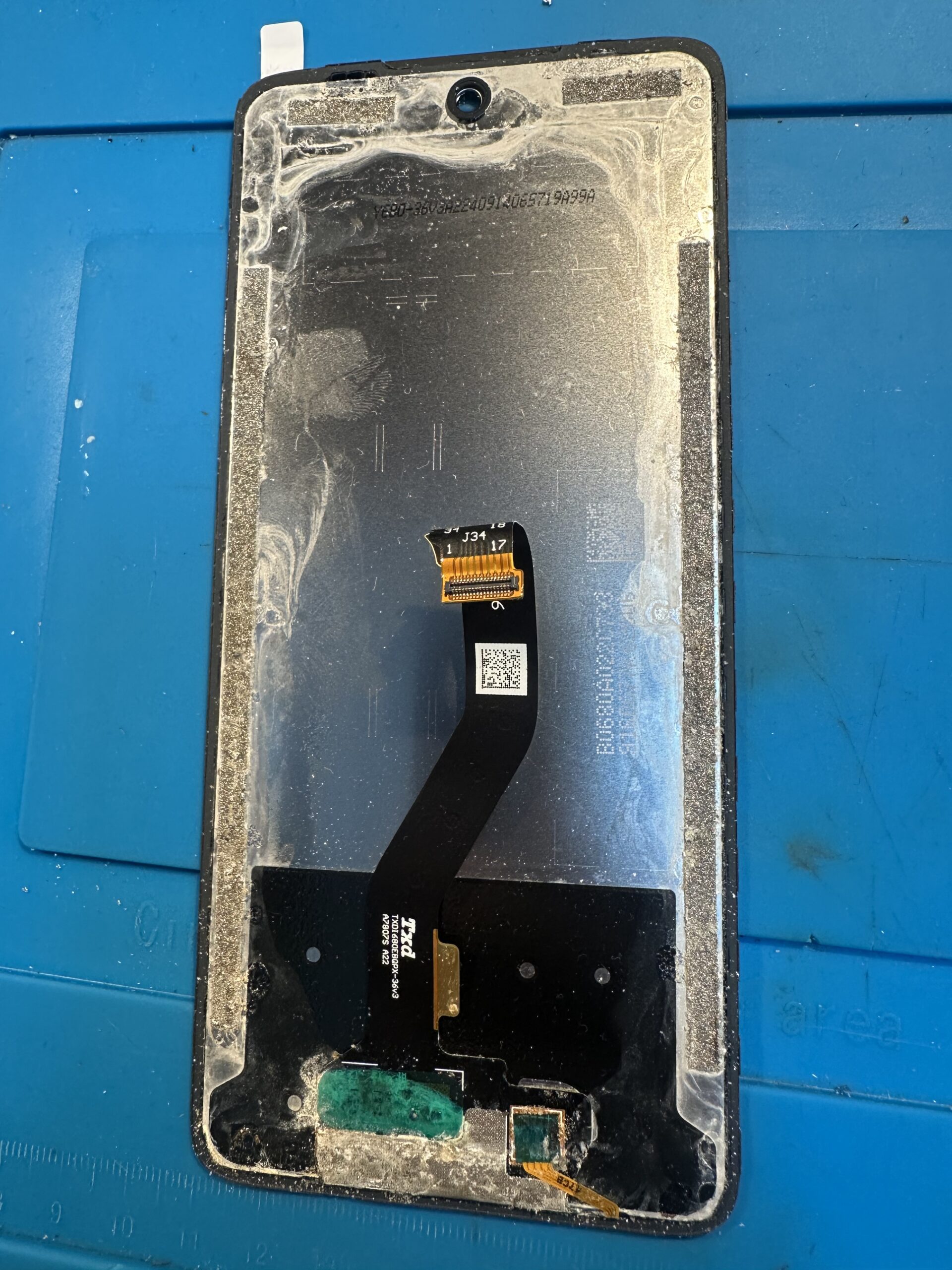Ślady cieczy i osadu pod modułem wyświetlacza Ulefone Armor 26 Ultra