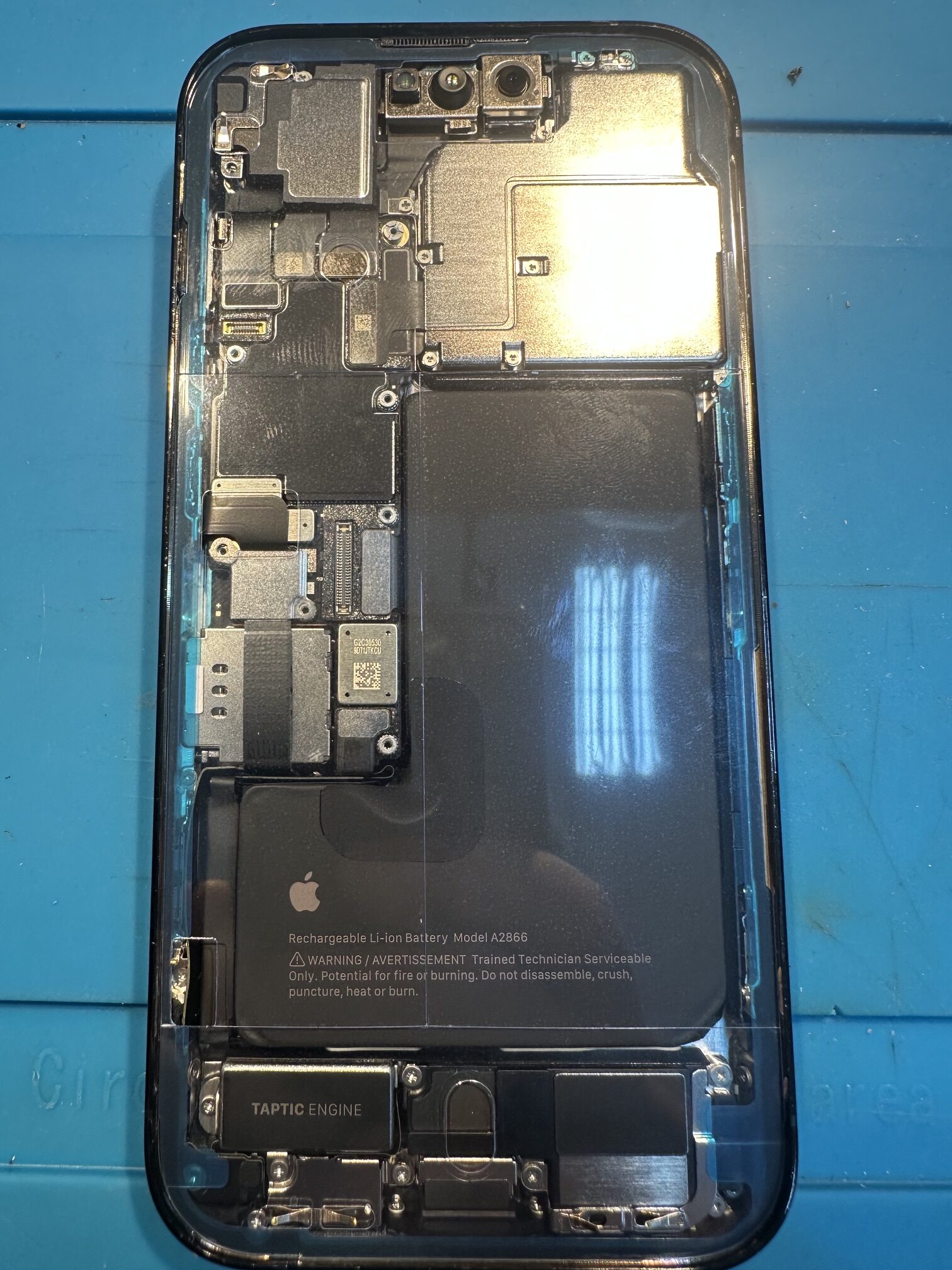 Oryginalna nowa bateria zamontowana w iPhonie 14 Pro wraz z nową uszczelką wyświetlacza